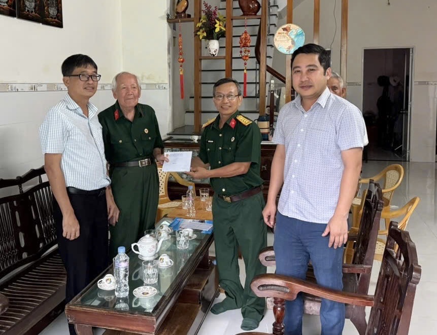 Trao quà CCB chống pháp, phú yên